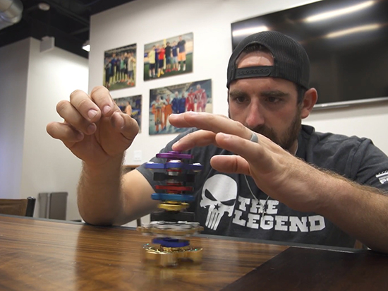 指尖陀螺只是隨便轉(zhuǎn)轉(zhuǎn)？老外這些玩法你根本不會