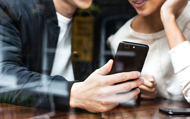 一加手機5海外亮相：8+128配置夠給力 國內售價成最終懸念