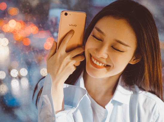 在發(fā)布屏幕下指紋方案后 今天又有關(guān)于vivo新機(jī)的情報(bào)流出