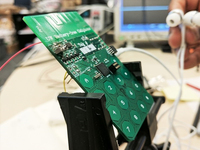 有這么神？這手機(jī)不用電池也能打電話