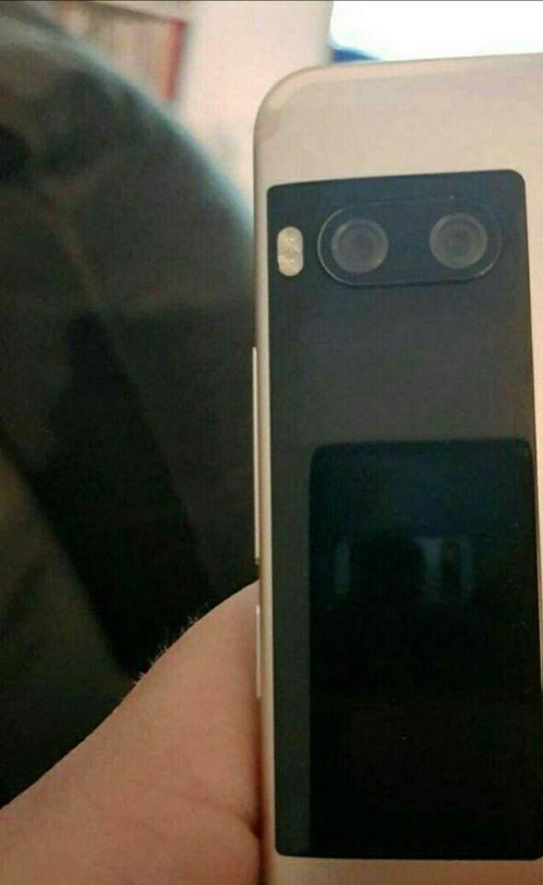 魅族Pro 7神了！彩色附屏居然能玩游戲