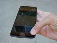 狂摔一加手機5 結(jié)果機身強度讓人意外