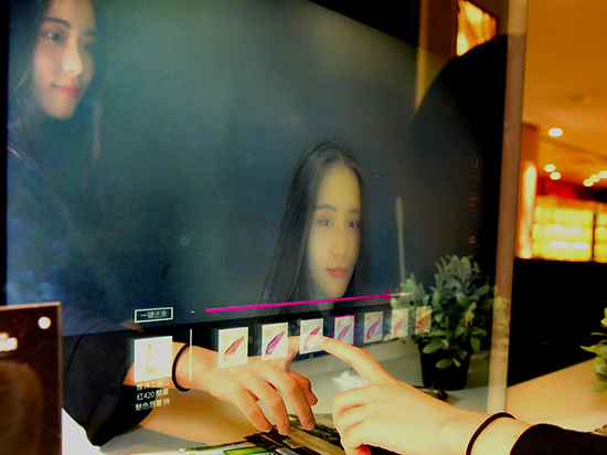 玩無人零售誰不服它？連無人彩妝機(jī)也來了