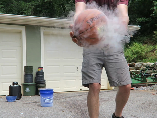 被液氮泡過(guò)的籃球會(huì)被摔碎？答案很可能會(huì)讓你懷疑人生