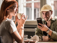 戰狼手機AGM X2上市：黑又硬還能水上漂