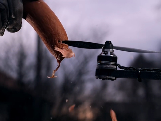 無(wú)人機(jī)有多危險(xiǎn)？實(shí)測(cè)高速轉(zhuǎn)動(dòng)下螺旋槳砍東西如切菜