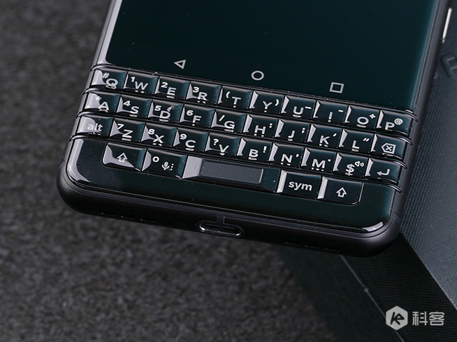 黑莓KEYone開(kāi)箱點(diǎn)評(píng)：如清流般存在的情懷全鍵盤手機(jī)能行嗎？
