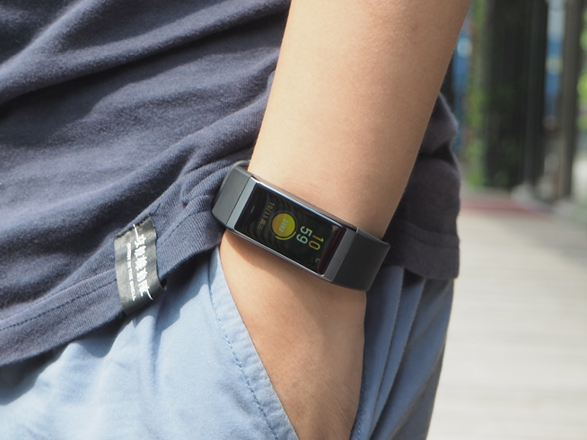 AMAZFIT米動手環(huán)對比榮耀手環(huán)3：彩色大屏的優(yōu)勢居然這么大？