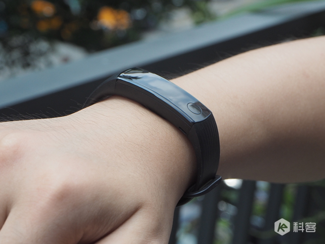 AMAZFIT米動手環(huán)對比榮耀手環(huán)3：彩色大屏的優(yōu)勢居然這么大？