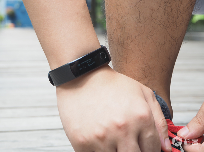 AMAZFIT米動手環(huán)對比榮耀手環(huán)3：彩色大屏的優(yōu)勢居然這么大？