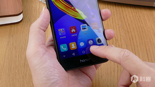 千元機對比：為何更推薦便宜100元的魅藍6而非榮耀V9 Play