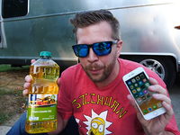 油炸iPhone 8更入味？看它能在油鍋里待多久電池才膨脹