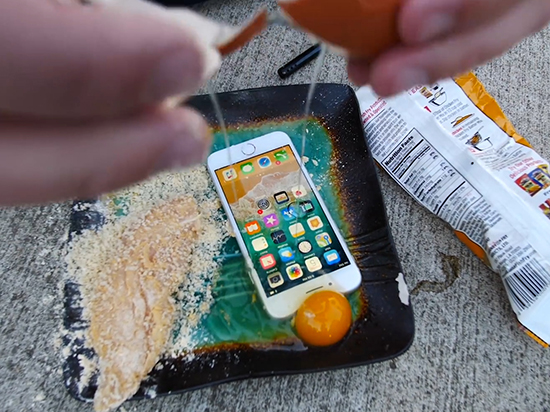油炸iPhone 8更入味？看它能在油鍋里待多久電池才膨脹