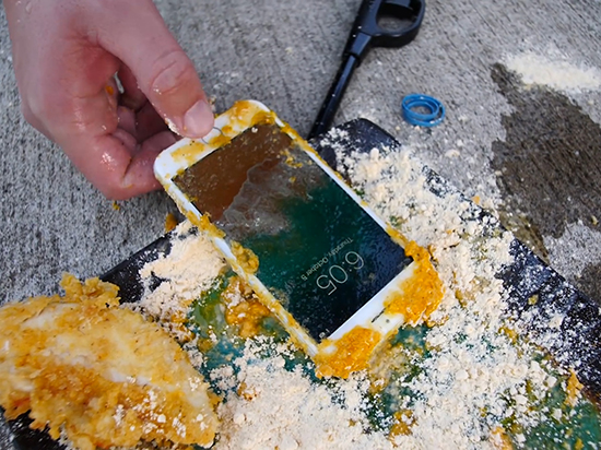 油炸iPhone 8更入味？看它能在油鍋里待多久電池才膨脹