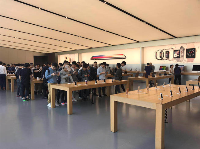 iPhone X上市現(xiàn)場(chǎng)：蘋(píng)果店排長(zhǎng)龍，果粉愛(ài)不釋手