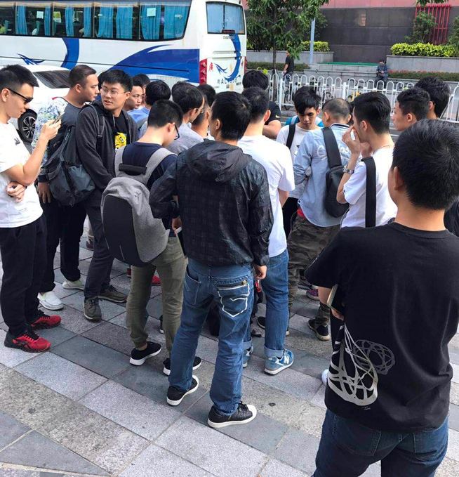 iPhone X上市現(xiàn)場(chǎng)：蘋(píng)果店排長(zhǎng)龍，果粉愛(ài)不釋手