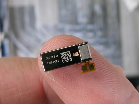 雷蛇安卓旗艦手機拆解：屏幕設(shè)計特別還兼具散熱功能