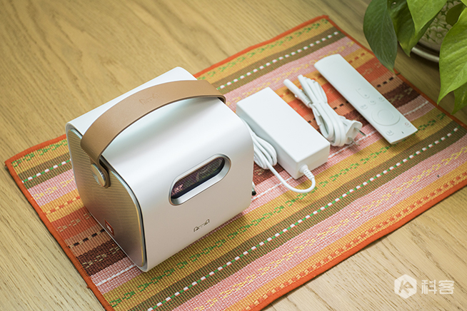 天貓魔屏使用評(píng)測(cè)：高Bigger年貨！能隨身攜帶的電影院