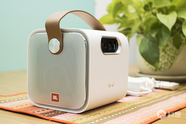 天貓魔屏使用評(píng)測(cè)：高Bigger年貨！能隨身攜帶的電影院