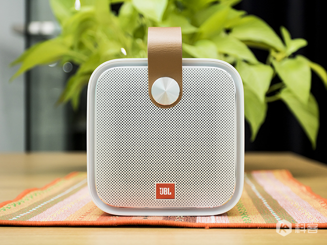 天貓魔屏使用評(píng)測(cè)：高Bigger年貨！能隨身攜帶的電影院