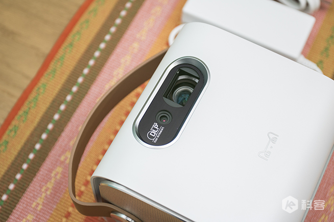 天貓魔屏使用評(píng)測(cè)：高Bigger年貨！能隨身攜帶的電影院