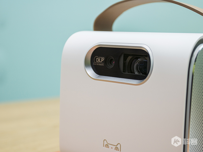 天貓魔屏使用評(píng)測(cè)：高Bigger年貨！能隨身攜帶的電影院