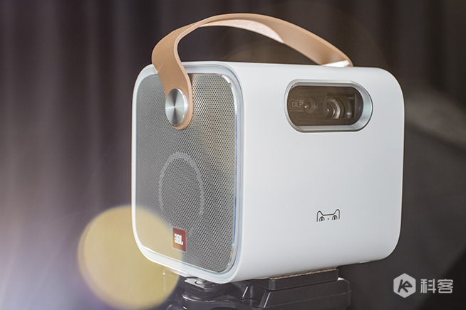 天貓魔屏使用評(píng)測(cè)：高Bigger年貨！能隨身攜帶的電影院