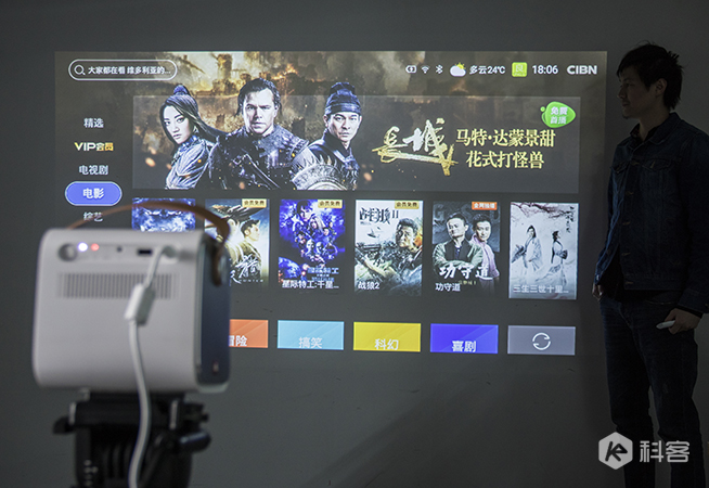 天貓魔屏使用評(píng)測(cè)：高Bigger年貨！能隨身攜帶的電影院