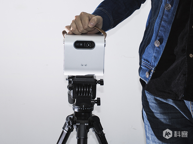 天貓魔屏使用評(píng)測(cè)：高Bigger年貨！能隨身攜帶的電影院