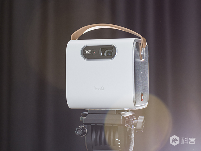 天貓魔屏使用評(píng)測(cè)：高Bigger年貨！能隨身攜帶的電影院