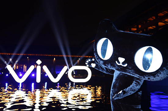 像買飲料一樣買手機(jī)？vivo攜天貓推全球首臺手機(jī)無人販賣機(jī)