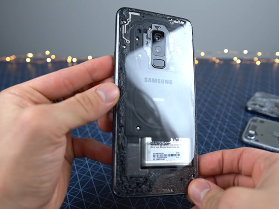 只要把這個(gè)撕了，就能提升三星S9+的機(jī)身顏值