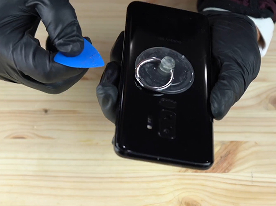 只要把這個(gè)撕了，就能提升三星S9+的機(jī)身顏值