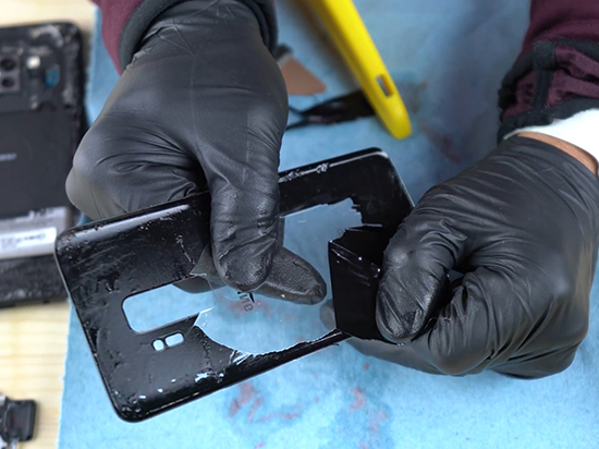 只要把這個(gè)撕了，就能提升三星S9+的機(jī)身顏值