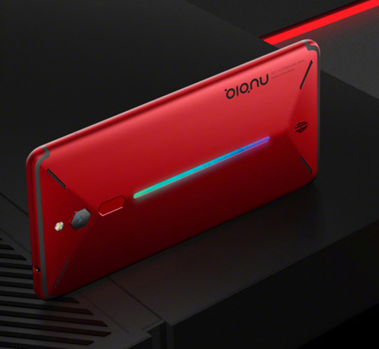 看膩了千篇一律的全面屏？或許這些游戲手機能幫你解毒