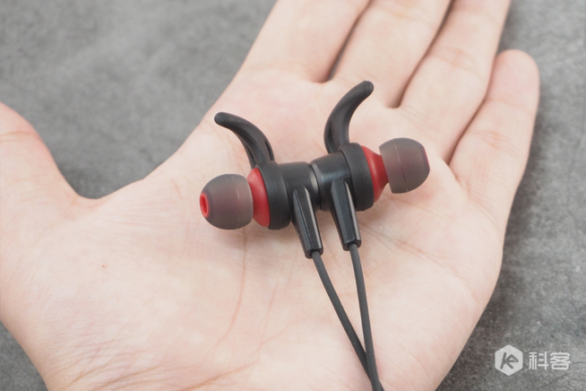 愛浪藍牙運動耳機W1體驗評測：讓人滿意的佩戴和續(xù)航表現(xiàn)
