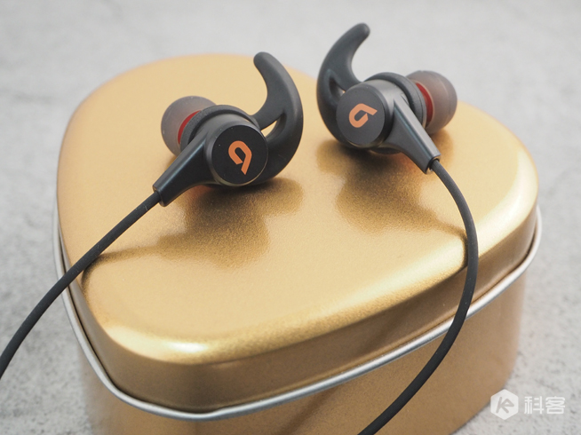 愛浪藍牙運動耳機W1體驗評測：讓人滿意的佩戴和續(xù)航表現(xiàn)