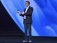 三星折疊屏手機(jī)亮相：展開能變身平板 與谷歌聯(lián)手定義可折疊設(shè)備