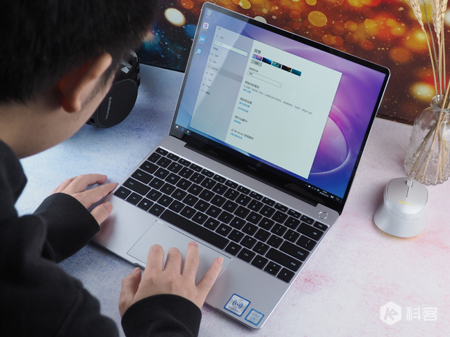 華為MateBook 13圖賞：顏值性能兼?zhèn)?輕薄便攜全面屏