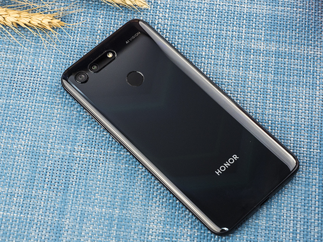 榮耀V20開箱體驗(yàn)：麒麟980“盲孔”全視屏4800萬(wàn)像素 表現(xiàn)強(qiáng)勢(shì)