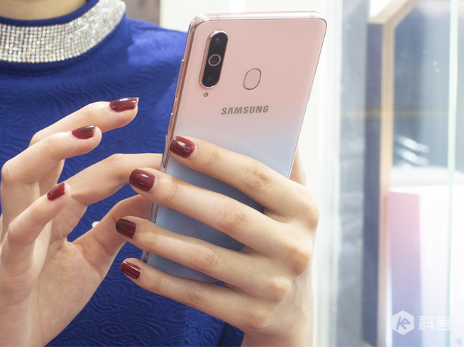 三星Galaxy A8s獨(dú)角精靈版圖賞：全新少女心漸變色 情人節(jié)專(zhuān)屬禮物