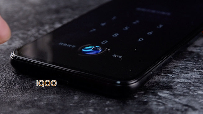 三星S10+對(duì)比iQOO指紋解鎖：光學(xué)速度更快 超聲波濕手識(shí)別率高