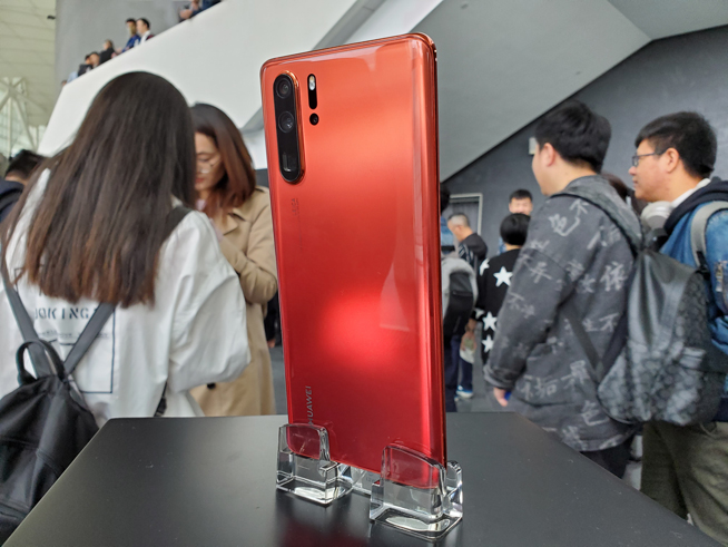 華為P30系列首發(fā)：赤茶橘新配色最搶手 熱門(mén)配置大多僅剩亮黑