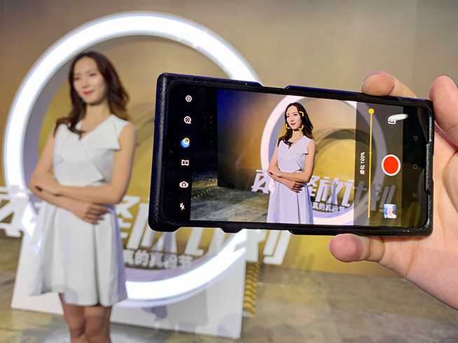 提前滿足你們 realme 6400萬(wàn)四攝新機(jī)首次亮相