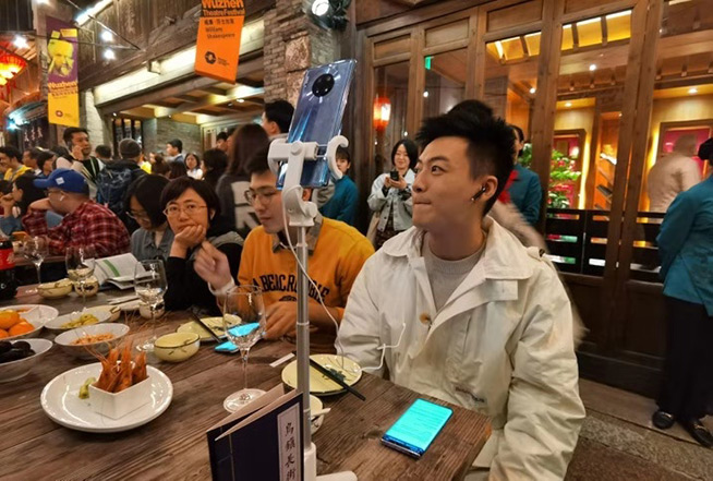 不插電5G直播烏鎮(zhèn)戲劇節(jié)！華為Mate30系列5G版變身直播新寵