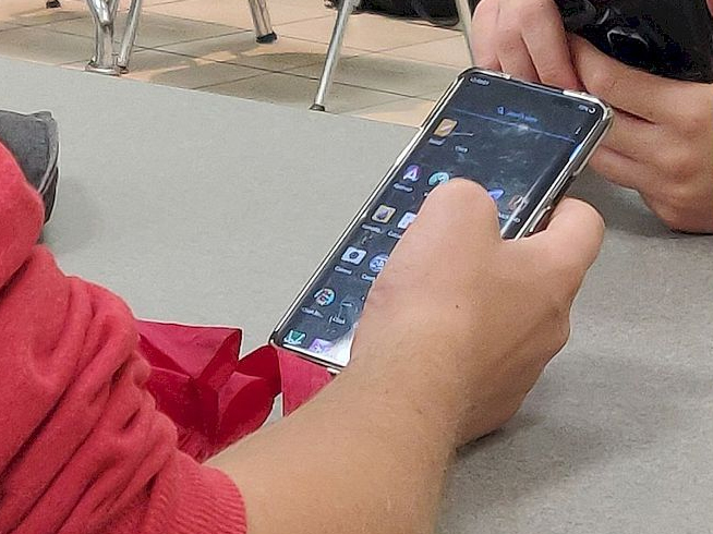 一加手機(jī)8意外曝光：用上挖孔屏新設(shè)計 5G升級滿足你