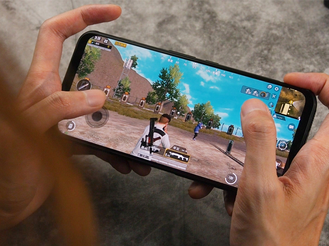紅魔5G游戲手機(jī)上手:144Hz超競屏行業(yè)最佳 用它吃雞把把穩(wěn)