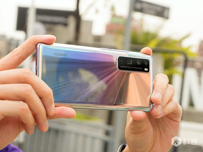 華為nova7 Pro上手圖賞：7號色搶鏡，5G時(shí)代難得的輕盈好手感