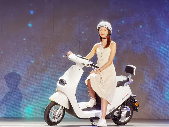 破解電動車行業(yè)難題！雅迪冠能系列新品發(fā)布，充電一次跑122公里