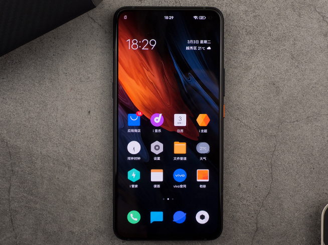 iQOO 5 Pro寶馬定制版亮相:藍黑凱夫拉設(shè)計 后置潛望式長焦三攝